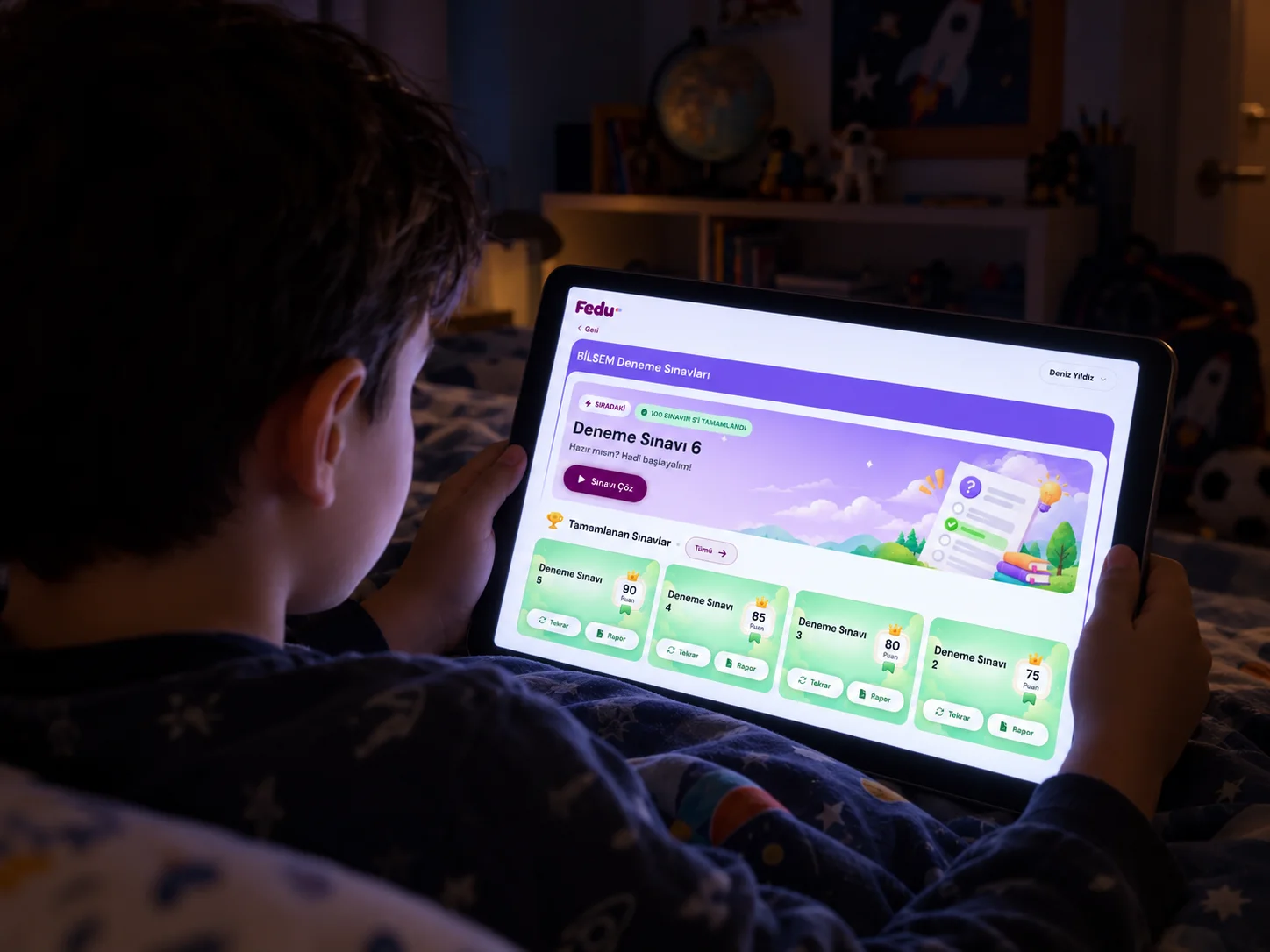 Tablette Fedu BİLSEM deneme sınavları sayfasına bakan bir çocuk